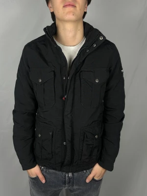 Woolrich Fieldjacket  - Size: M Skick: 8/10, väldigt bra bortsett från en liten fläck, se bild. Retail pris: 4000kr (+). Modellen är 185cm och väger 78kg. Hör av dig vid frågor eller funderingar!