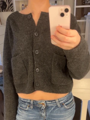 Mörkgrå kofta med fickor - Jättesöt kofta.