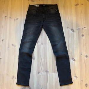 Replay jeans anbass - Replay jeans med fades | Modell: Anbass | Storlek W33 L34 | Skick: Mycket bra | Hör gärna av er vid frågor och funderingar!🤗