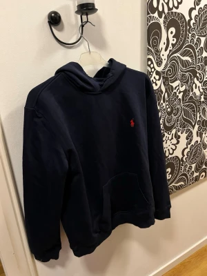 Ralph lauren hoodie mörkblå  - Tjena! Säljer nu hoodien då den är för liten. Jag fick den i julklapp för 1år sen och den är aldrig använd 
