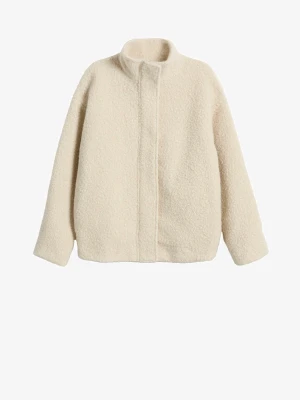 Beige teddyjacka med dragkedja - Säljer en jätte nice beige teddyjacka med hög krage och dold dragkedja framtill. Perfekt till både våren, hösten och vintern 💛 en av mina favvojackor men som inte längre kommer till användning. Köpt för 999 kr.