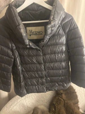 Grå pufferjacka från Herno - Grå super fin pufferjacka från Herno. Storlek 42it motsvarar S. Den har lite sminkfläckar och så vid kragen. Inget jag har provat tvättat bort. Där av pris 🌸