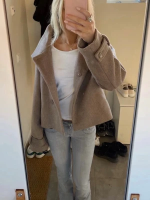 Grå bootcut jeans från LTB - Snygga grå jeans från LTB i modellen Valerie. Jeansen har klassisk femficksdesign, normal passform och bootcut-ben. Tillverkade i mjuk bomullsdenim med lätt stretch för extra komfort💕💕 Ordinarie pris: 799kr