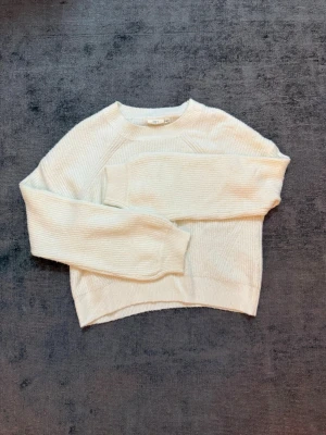 Kort Vit stickad tröja  - Från kappahl barnavdelning men passar mig som har S perfekt, är inte tight eller för liten 