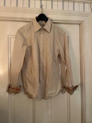 Beige skjorta från Burberry Brit - Beige burberry brit skjorta i grymt skick, storlek L passar 180!