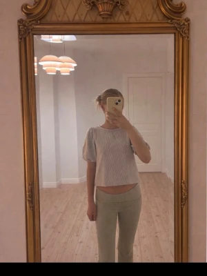 Randig blus från H&M - Säljer en söt blus från H&M med blå och vita smala ränder. Blusen har korta puffärmar. Perfekt för vår och sommar☀️✨.