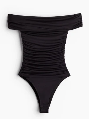 Svart off shoulder body  - Säljer en svart off shoulder body med snygg rynkad design. Den är i från H&M i Stolek xs. Jag har aldrig använt den!!