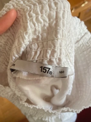 Lång kjol  - Väldigt fin, har en liten fläck ( se bild) men den går nog bort i tvätten🥰🩷