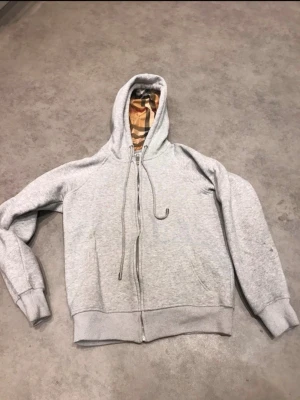 grå hoodie - grå burberry hoodie 