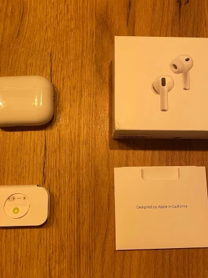 AirPods 3 pro - Nyste AirPods modellen. Jag har använt de i ett halvår men behöver pengar just nu så jag säljer dem. Inga fel alls. Skriv gärna😊