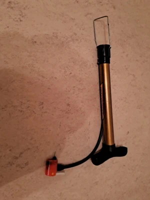 Bollpump - Jag säljer en bollpump perfekt för att pumpa din boll om du inte har en pump. Säljs för 50 kr. I nytt skick.  Tveka inte att kontakta om du är intresserad eller har några frågor! Först till kvarn dom gäller!