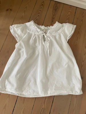 Söt blus från H&M - Jätte söt blus från H&M med söta detaljer, storlek S men passar på en M också 