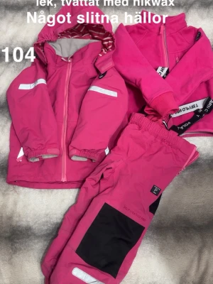 Rosa skalset från Polarn O. Pyret - Mörkare på vissa ställen efter lek. Tvättat och impregnerat med nikwax. Något slitna hällor. Storlek 104 