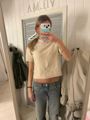 stickad topp - defekterna syns i bilderna🥰