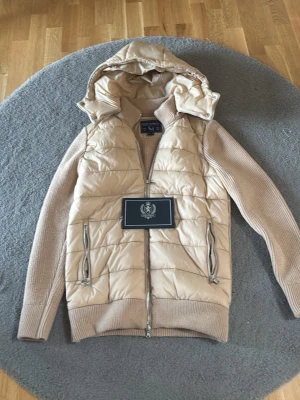 Beige pufferjacka från Leon Marcel - Säljer en beige cardiganjacka från Leon Marcel.         Nypris: 1349kr.      Endast använd 2 gånger