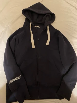 Russemerch hoddie med sipp - Skön hoddie, med relativt tjockt tyg. Bra nu för våren.