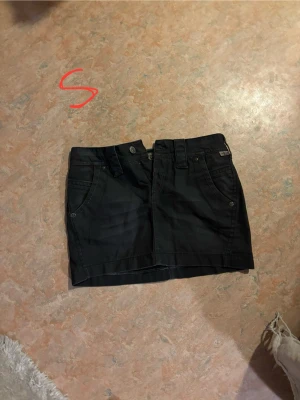 Y2k kjol - Grå minikjol med y2k aesthetic