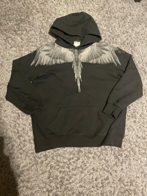 Marcelo Burlon  - En riktigt fin Marcelo Burlon Hoodie som har skönt material och passar till mycket. 