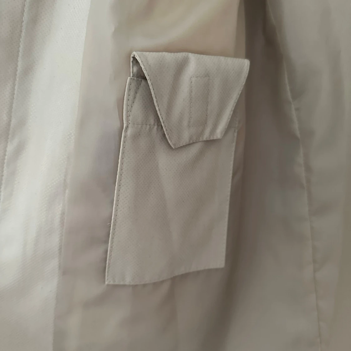 Beige parkajacka med dragkedjor - 4