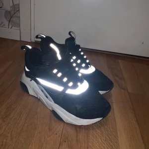 B22 skor  - Fina skor i storlek 40 men passar bättre 41-42