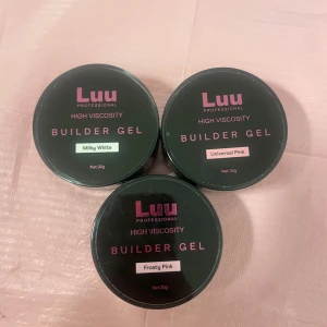 Luu nails builder gel - Builder gel till gelenaglar från luu nails. Alla är oanvända dock öppnade då jag köpte fel viskositet och inte la märke till det direkt 😅 Säljer helst alla tillsammans för 600kr annars 230kr/st