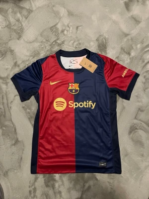 Barcelona tröja Yamal#19 - En helt ny Barcelona tröja med Lamine yamal med nummer 19.