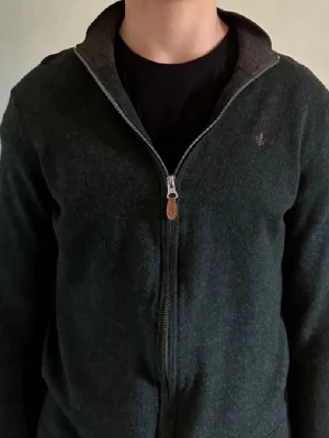 Mörkgrön Morris tröja - Skit fet Morris tröja, säljer för endast 550! Hör av dig vid frågor eller funderingar!😊