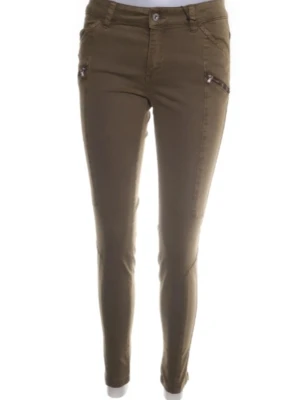 Skinny byxor från edc, olivgröna - Säljer ett par olivgröna skinny byxor från edc i storlek 36. Byxorna har smal passform, klassiska fickor och snygga dragkedjedetaljer framtill. Materialet är mjukt och stretchigt, perfekt för dig som gillar en tajt look.