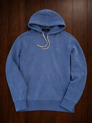 Ralph Lauren Hoodie - Säljer denna riktigt snygga Ralph Lauren Hoodie i blå. Storlek - S. Skick - 8/10. Skickar så snabbt jag kan. Tröjan tvättas såklart innan den skickas. Skriv om du har fler frågor.