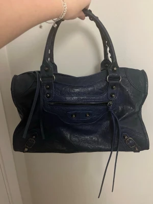 Mörkblå väska - Super snygg och en dator samt en mattebok får plats som på bilden 