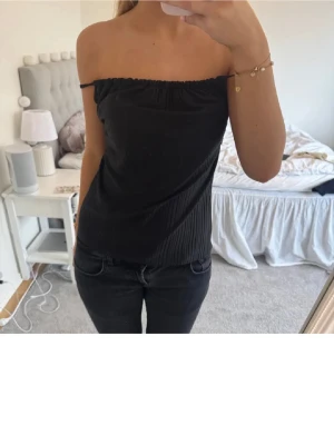 Snyggt linne med öppen rygg - Super fin topp med kors i ryggen. Storlek xs men passar upp till m skulle jag säga 