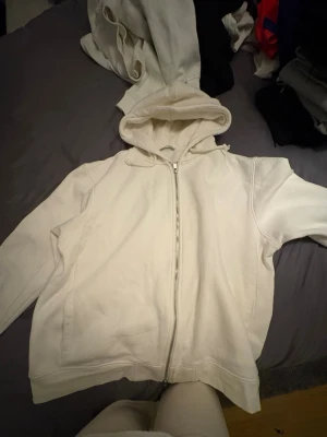 Zara kofta  -  Helt ny och oanvänd zip-hoodie från Zara, perfekt för en avslappnad stil. Den är tillverkad i ett mjukt material och har en bekväm huva. En klassisk design som passar perfekt till vardags!