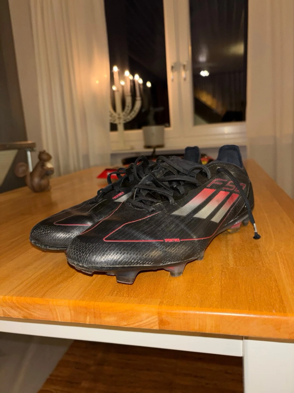Svarta Adidas fotbollsskor med röd detalj - 6