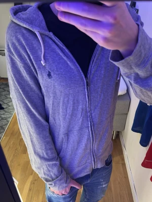 Ralph lauren ziphoodie - Säljer denna feta Ralph lauren ziphoodien i färgen grå, storlek S. Finns inga defekter eller liknande, säljer den för att den inte används 