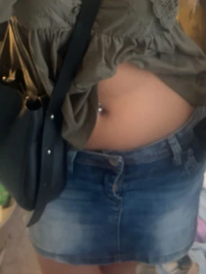 Blå jeanskjol i kort modell - Säljer en klassisk blå jeanskjol i kort modell med slitningar och tvättade detaljer. Kjolen har hällor för bälte, knapp och dragkedja framtill samt fickor både fram och bak. Perfekt för dig som gillar en avslappnad och trendig stil.