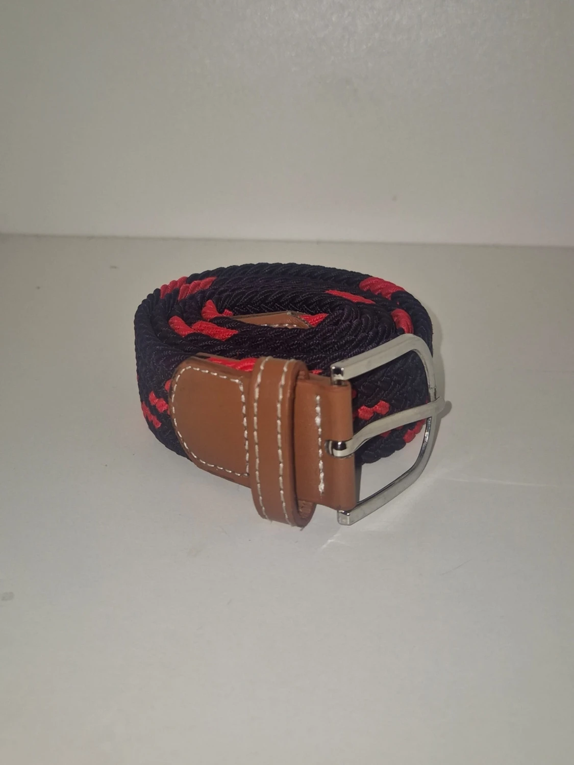 Svart och röd flätad bälte