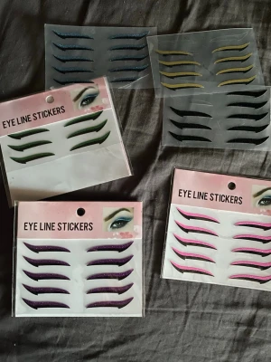 Eyeliner klister saker? - Provade men tycker inte om att ha smink eller saker på huden. De va lättare om man klippte isär dom? Vet typ inte ens vad detta är. (Skickar med alla) några är öppnade men skickar med dom ändå så får man själv välja om man vill andvända dom