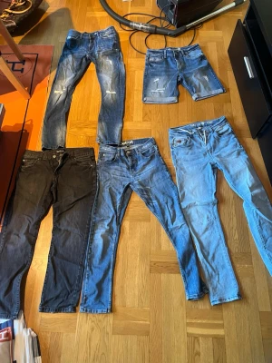 Säljer jeans i storlekarna 152-158 - Detroit jeans och kan lab industries jeans i mycket bra skick. Detroit jeansen är i st 152 och lab industries jeansen/jeans shorts är i st 158. Vid köp av flera kan priset minska drastiskt. Allt för 299