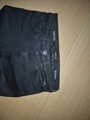 Svarta Replay Hyperflex jeans - Säljer ett par svarta Replay Hyperflex jeans med skinny fit och klassisk femficksdesign. Jeansen är stretchiga och har en snygg, smal siluett. Materialet är mjukt och följsamt, perfekt för dig som gillar bekväma jeans med stil.