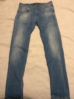 Replay ljusblå jeans, storlek 29/32 - Säljer ett par ljusblå jeans från Replay.