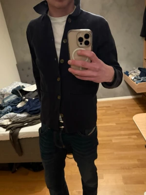 Mörkblå kofta från John Henric - Överfet, har dock inte använt på ett tag så den får nog mer användning hos någon annan! 