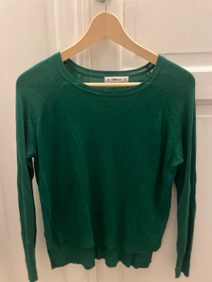 Grön stickad tröja från Zara - Snygg grön stickad tröja från Zara i storlek S. Tröjan har rund halsringning och långa ärmar.