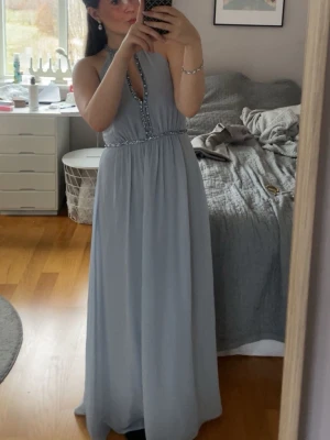 Ljusblå balklänning med glitter! - Superfin, oanvänd, ljusblå balklänning med lappen kvar! Den har paljetter och stenar, alla sitter kvar. Perfekt längd för någon mellan 155-170 ungefär🩵Den är från HM limited/exlusiv!