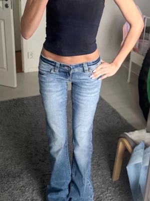 Abrand Jeans - Nya abrand jeans i modellen 00 super low flare. Strl 25, passar mig som är 165 ganska bra men jag tycker de är lite för stora. Nypris 999kr.
