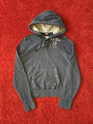 Abercrombie & Fitch hoodie - Abercrombie & Fitch hoodie i storlek M. Jag på bilden är 180 cm. Mått: axelbredd - 45 cm, armhåla till armhåla - 56 cm, längd - 67 cm. Skriv för fler bilder och frågor!