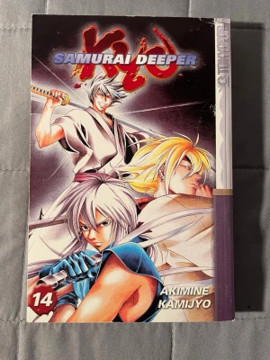 Samurai Deeper Kyo Vol. 14 - Följ med på ett episkt mangaäventyr fyllt av samurajer, action och mystik! Perfekt för dig som gillar spännande berättelser och coola karaktärer. Denna volym är en del av den populära serien Samurai Deeper Kyo och passar utmärkt för unga vuxna och mangaälskare.