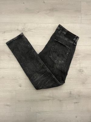 Replay anbass svarta jeans  - Hej! Säljer dessa replay jeans med slitningar//ingea defekter//fråga gärna! 