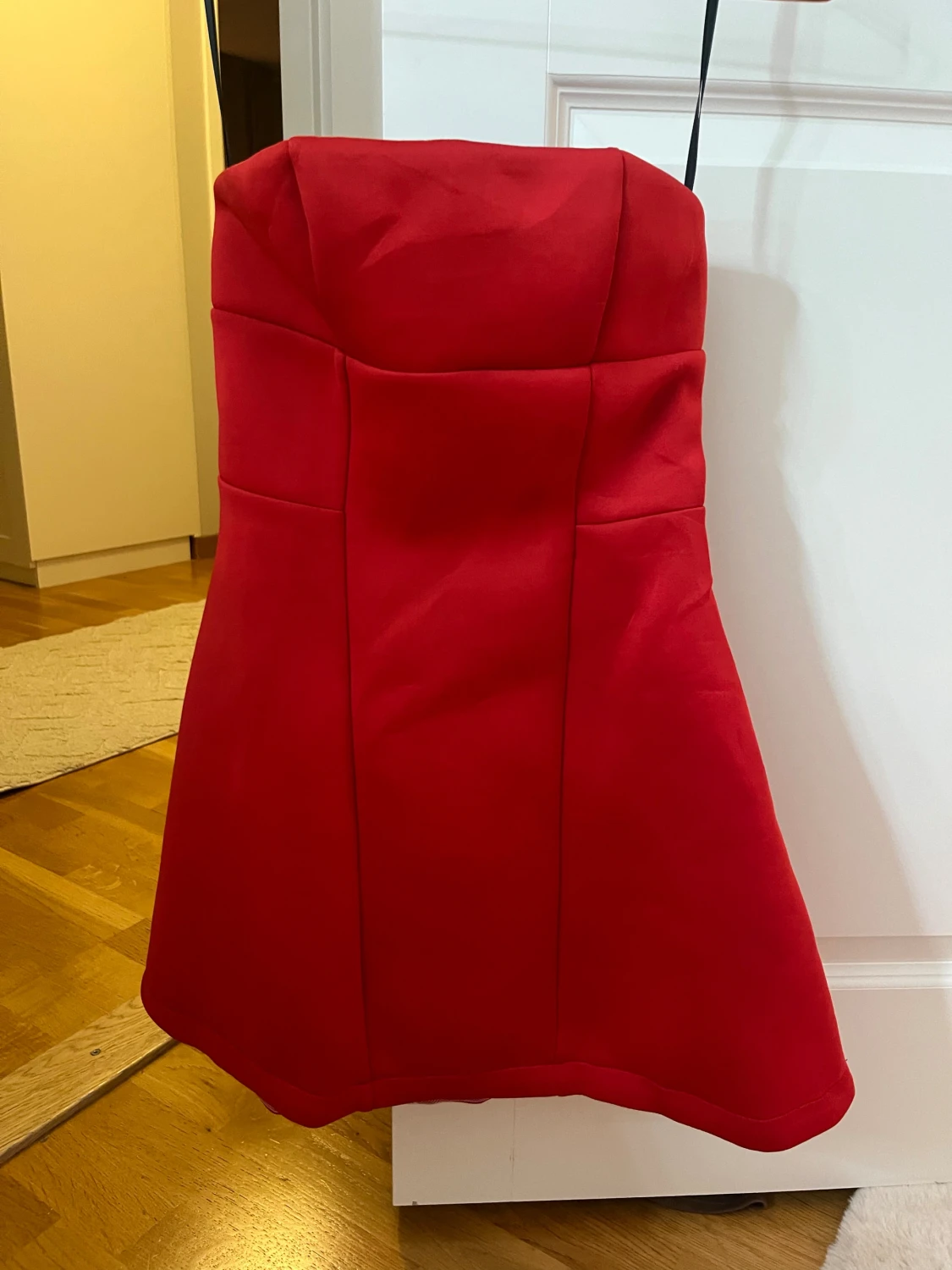 Röd axelbandslös kort klänning - 1