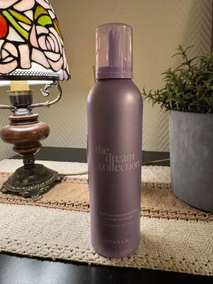 Rituals The Dream Collection duschskum - Lila flaska med duschskum från Rituals The Dream Collection. Innehåller doft av blue daisy och monsoon. Flaskan har en modern, matt finish och praktisk pump med genomskinligt lock. Perfekt för en lyxig duschupplevelse.
