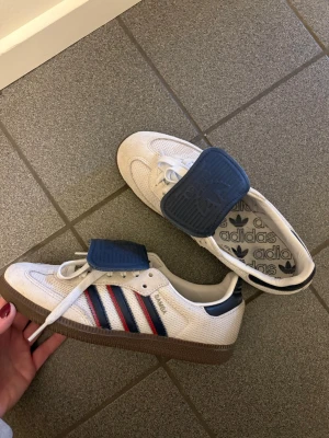 Adidas Samba sneakers  - Storlek 38 2/3 passar mig som vanligtvis har 38,5. Knappt använda men lite små fläckar längst fram går säkert bort i tvätt. 